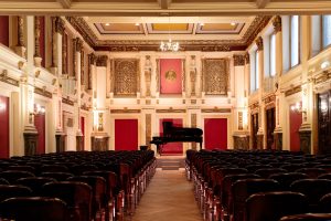 Ehrbar Saal Blick auf Bühne aus dem Parterre zentral