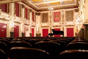 Ehrbar Saal Blick auf Bühne aus dem Parterre rechts