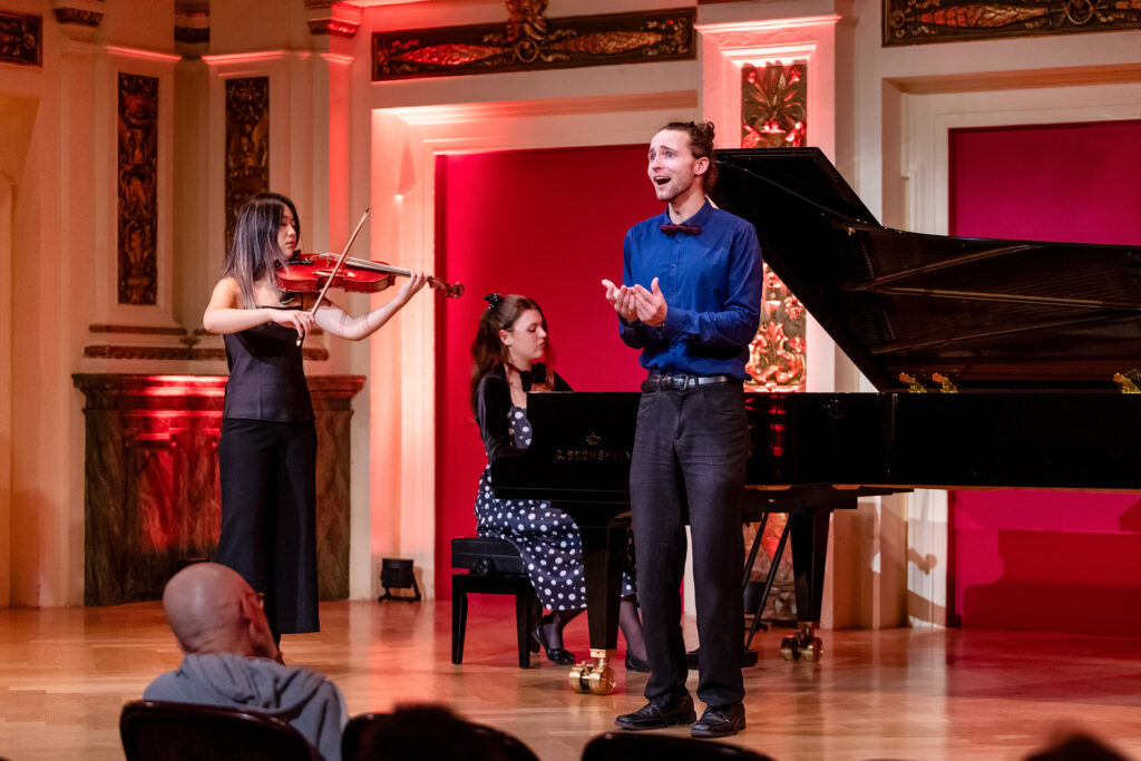 Die Studierenden der MUK Jiaxi Wang (Viola), Valeriia Rymska-Dokhikh (Klavier), Oliver Benoît (Gesang) bei den Ehrbaren Nächten im Ehrbar Saal, Foto © Attila Kovács